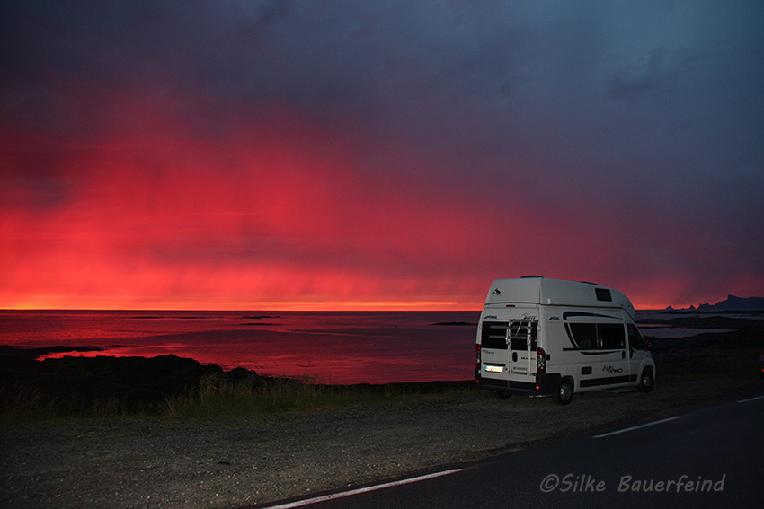 Sonnenuntergang in Nordnorwegen mit einem Camper an der Küste